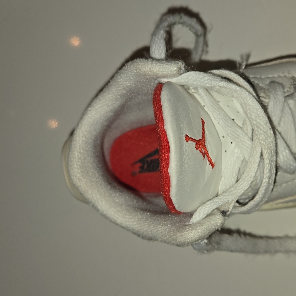 Sneakers - Picture 7 of 9